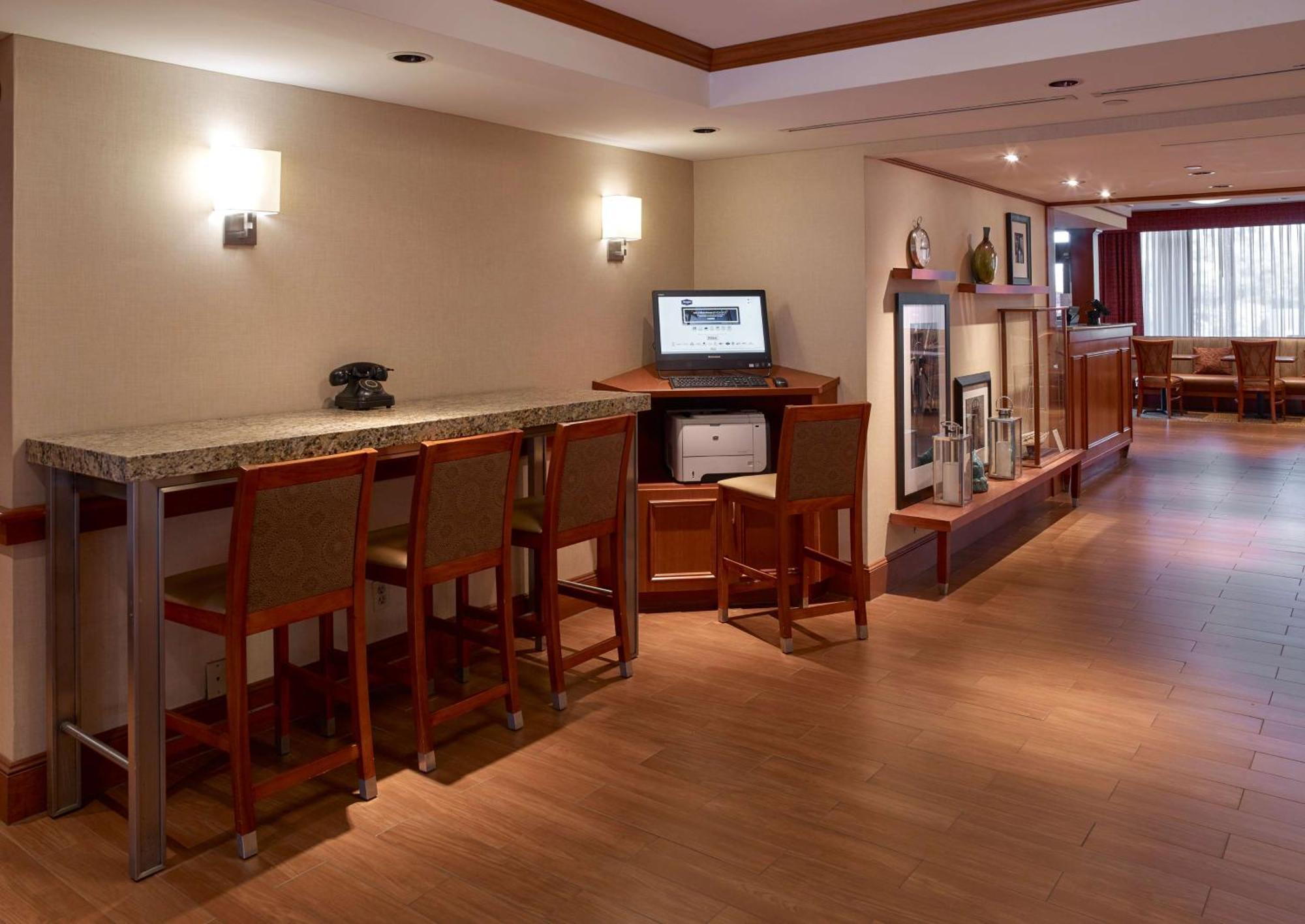 Hampton Inn Portland-Airport South Portland Exterior photo